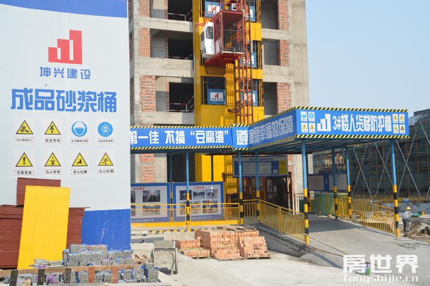 (图为:梯货防护棚)